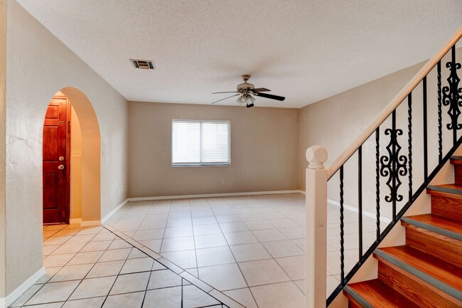 Building Photo - Cozy Townhome in South Daytona!