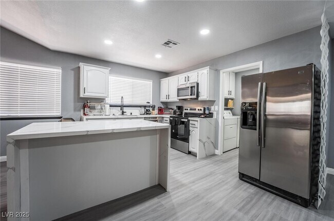 Foto del edificio - 7439 Trudy Ln