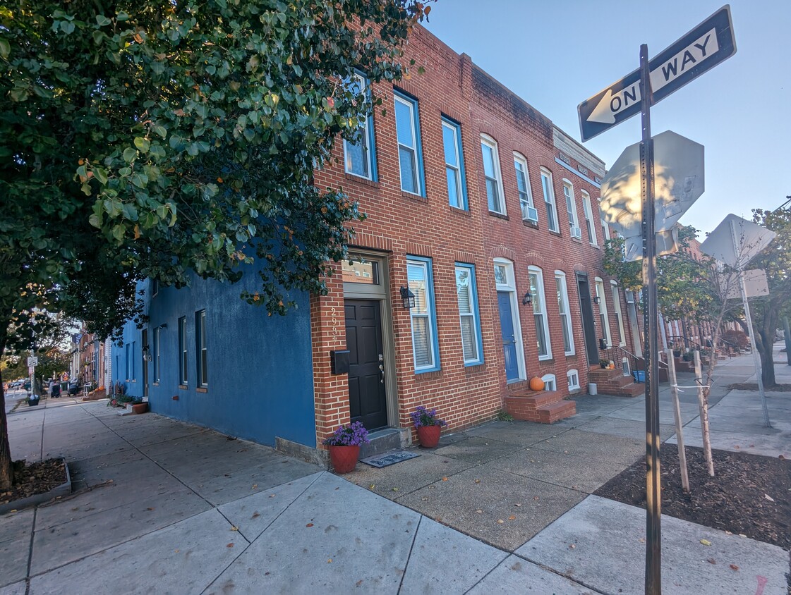 Primary Photo - 2937 Dillon St