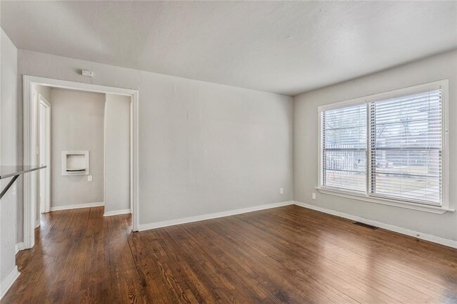 Building Photo - 1217 N Blackwelder Ave