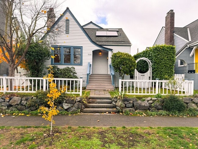 STEPS to Green Lake! 3BR Tudor Home w/ Lan... - STEPS to Green Lake! 3BR Tudor Home w/ Lan...