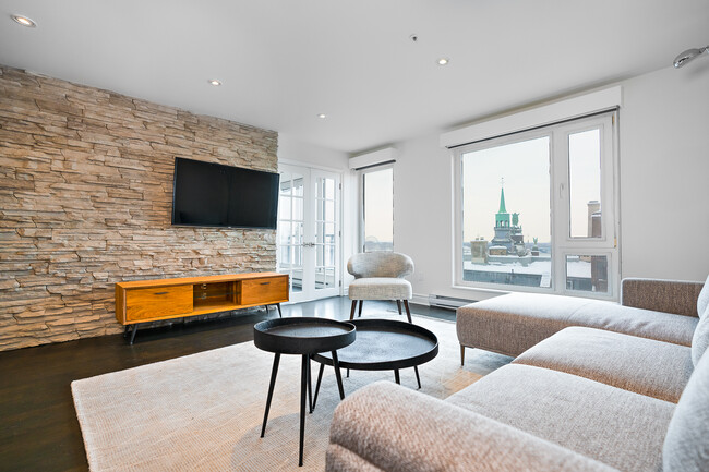 Building Photo - 329 Rue Notre Dame E