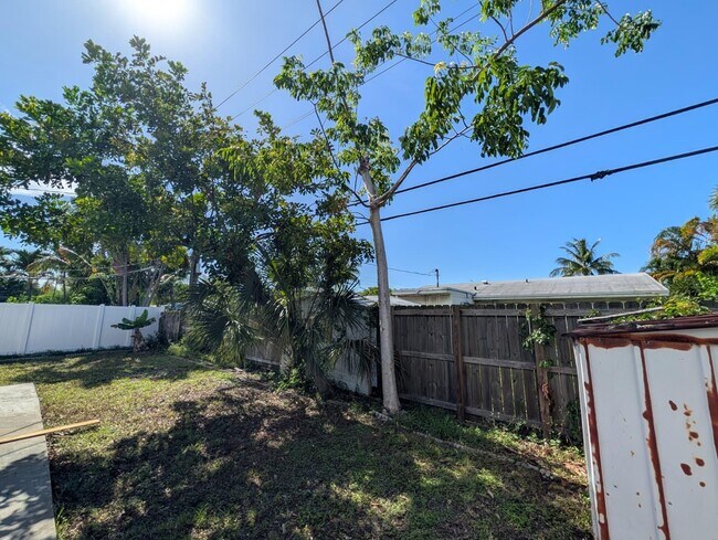 Building Photo - 621 NE 56th St