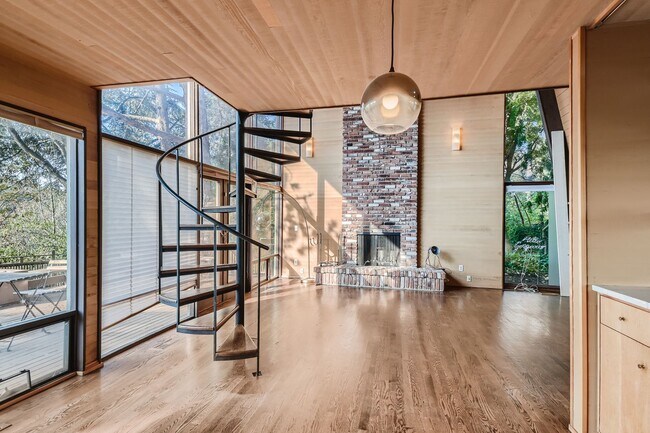 Building Photo - Stunning and Unique can't miss Kirkland Ho...