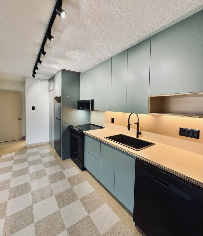 ¡Nuevo! Apartamento Premium Plus de 2 habitaciones y 1 baño, 800 pies cuadrados, disponible el 6 de abril. Cocina moderna con elegantes gabinetes, iluminación moderna y pisos nuevos. - Piccadilly East