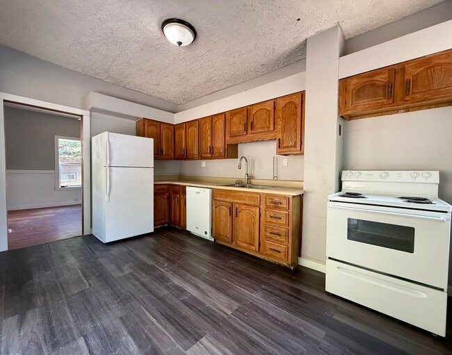 Building Photo - Great East End - 3 Bedroom Home