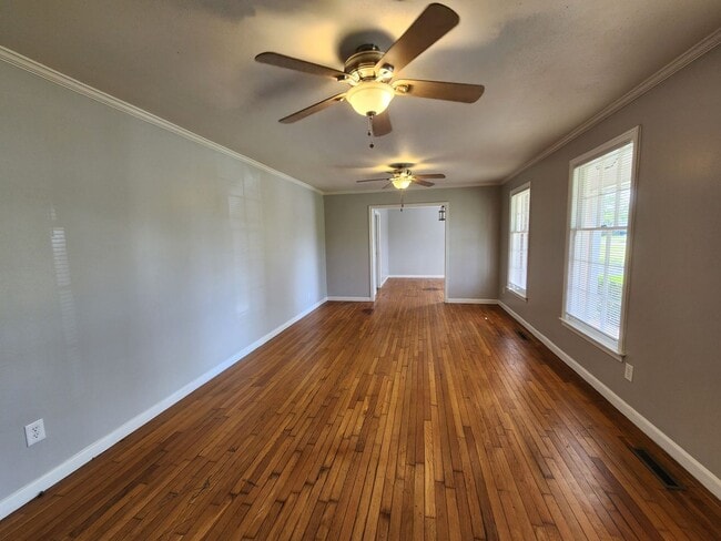Foto del edificio - Charming 3BR/2BA Brick Home with Vintage Flair, Expansive Backyard & Walk to VSU!