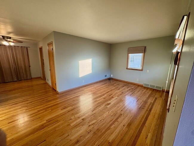 Building Photo - Bright and Spacious 3-Bedroom Home with Fl...