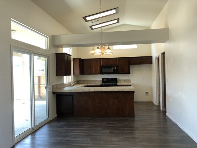 Building Photo - Like New 4 Bedroom House!