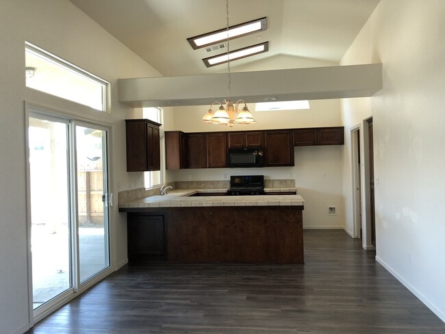 Foto del edificio - Like New 4 Bedroom House!