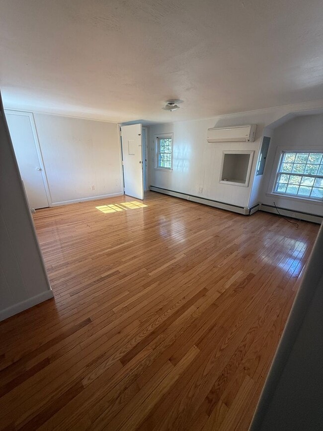 Foto del edificio - A second floor 1 bed/bath unit, in a multi...
