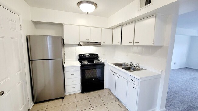 Building Photo - 2653 Wayside Dr