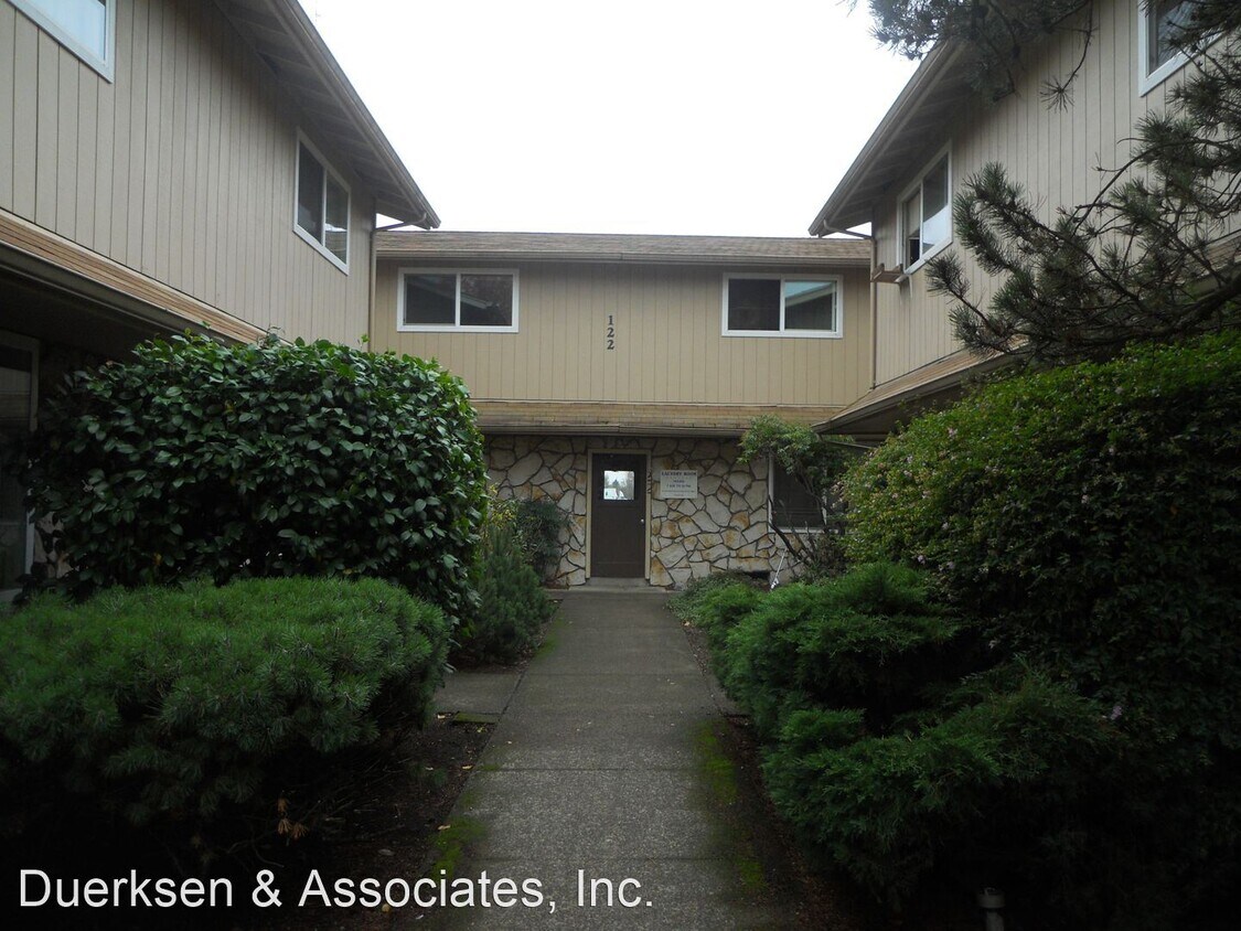 Primary Photo - 120-124 NE Conifer Blvd