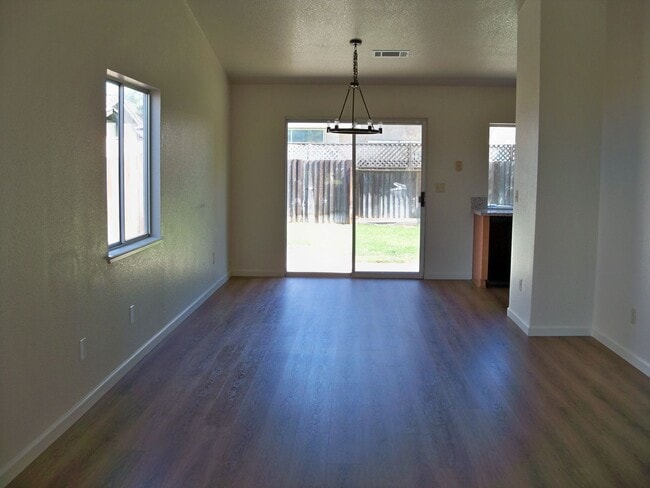 Foto del edificio - Available Soon Near Johansen High School