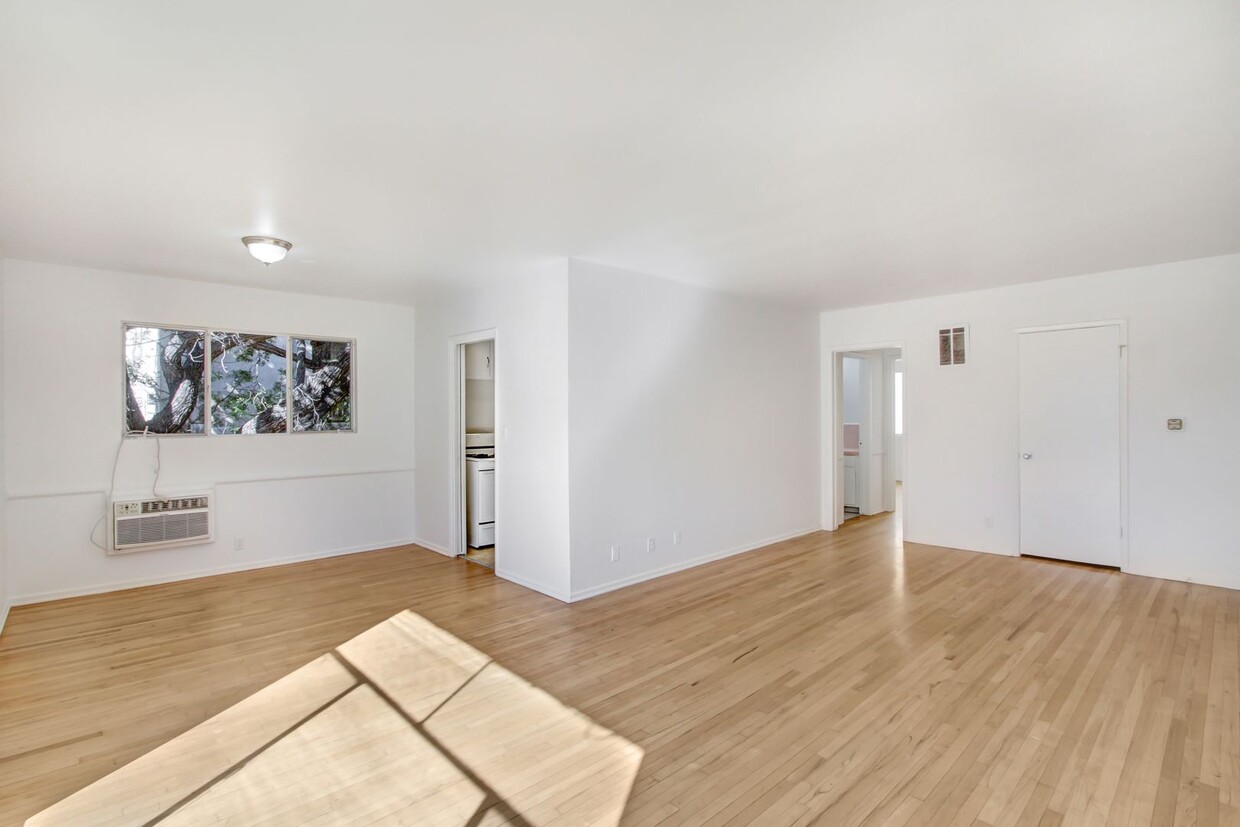 Primary Photo - 907 S Holt Ave