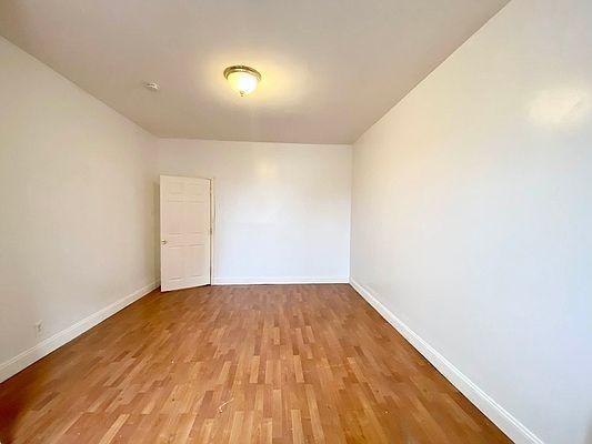 Foto del edificio - 3 bedroom in BRONX NY 10468