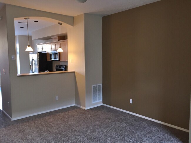 Foto del edificio - $500 off first full month! 3 Level Town Ho...