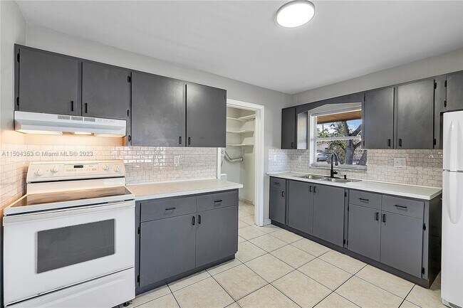 Building Photo - 1350 SW 11th Ave