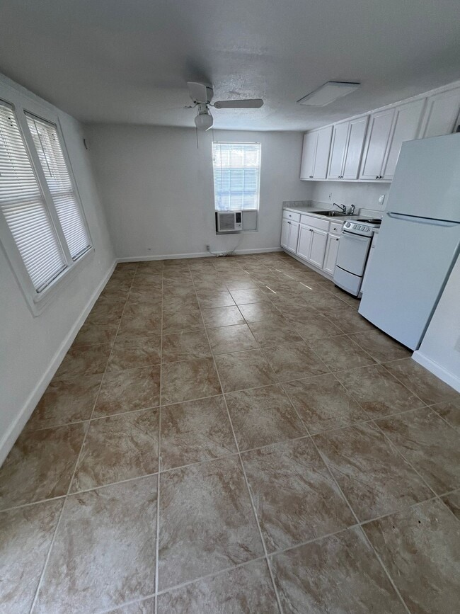 Foto principal - 932 Newton Ave S