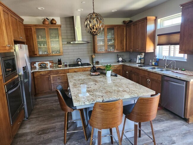 Foto del edificio - Available NOW-Sophisticated-modern AG HOME