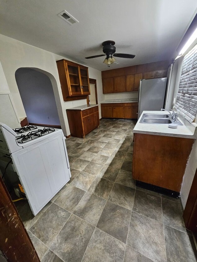 Foto principal - Upper 3 bedroom unit