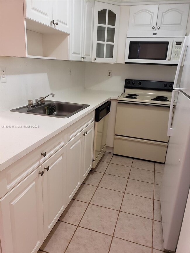 Building Photo - 9682 Fontainebleau Blvd