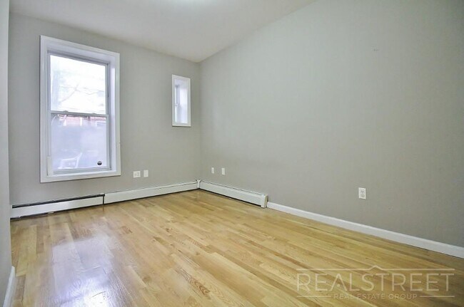 Foto del edificio - Great Deal on a Updated 1 BR in Cobble Hil...