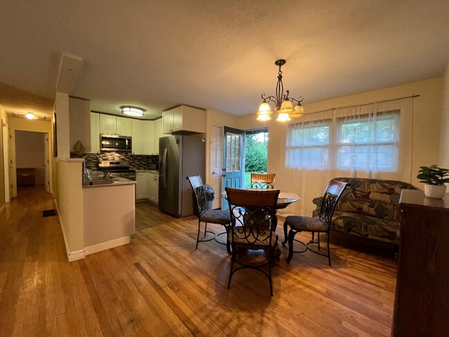 Building Photo - 2216 Delaware Dr