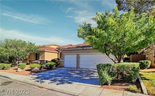 Building Photo - 3 bedroom with a pool