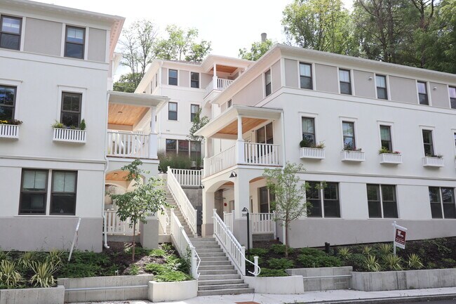 Foto del edificio - 215 W Spencer St