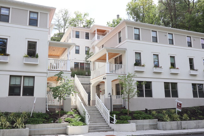 Building Photo - 215 W Spencer St