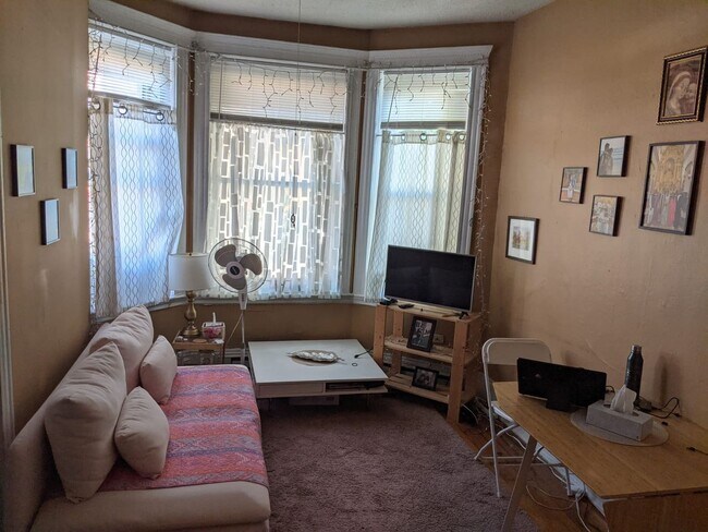Building Photo - HOT MISSION HILL LISTING!!!!