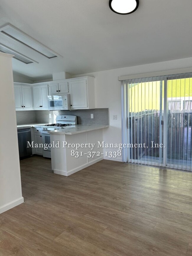 Building Photo - Spacious 3-Bedroom 2-Bath Home  with Fireplace, Fenced Yard, and Attached Garage