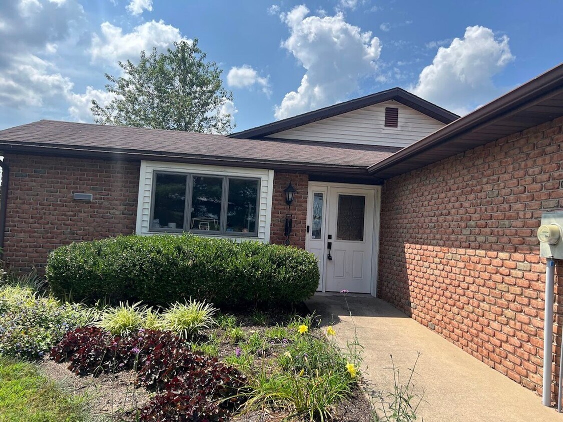 Primary Photo - 3 Bedroom Home on 3 Acres