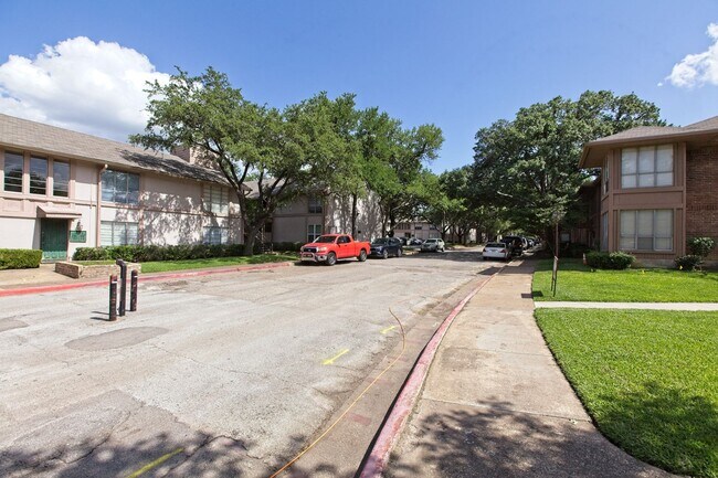 Building Photo - Dallas Condo - Utilities Included!