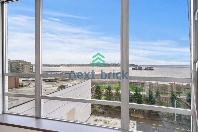 Foto del edificio - Stunning 2-Bed Corner Condo with Water and Mountain Views