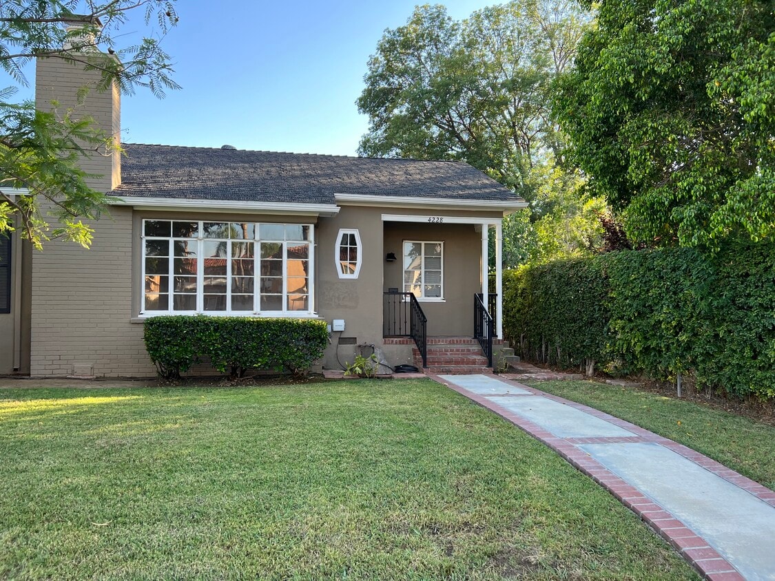 Primary Photo - 4228 University Ave