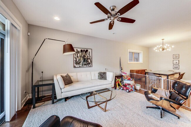 Foto del edificio - 3649 W Belmont Ave