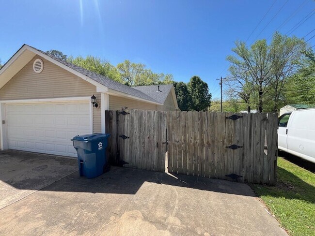 Building Photo - Nice Benton 3 bedroom 2 bathroom house.