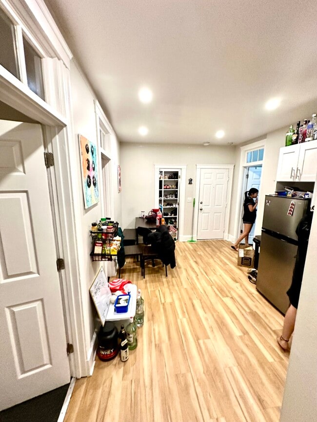 Building Photo - 829-833 Beacon Unit 501