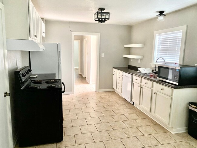 Building Photo - Cute 3/2 on a Corner Lot!