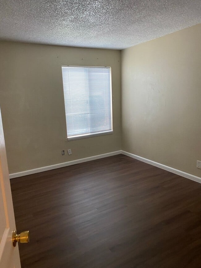 Foto del edificio - 4606 Neil Rd