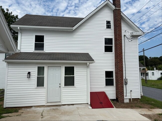 Building Photo - Newly Remodeled house - Available now