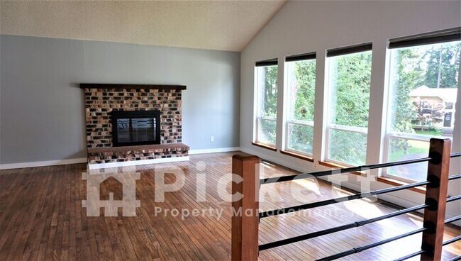 Building Photo - 4 Bedroom House With Perfect Location to C...
