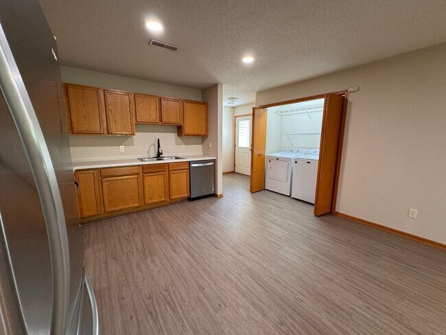 Foto del edificio - Fully Updated 2 Bed, 1 Bath End-Unit Townhome
