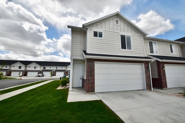 Building Photo - 3 Bedroom 2.5 Bath Townhome in West Haven!!