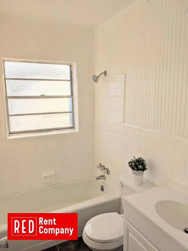 Foto del edificio - 532-534 W Lake Deer Dr