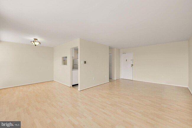 Foto del edificio - 4390 Lorcom Ln