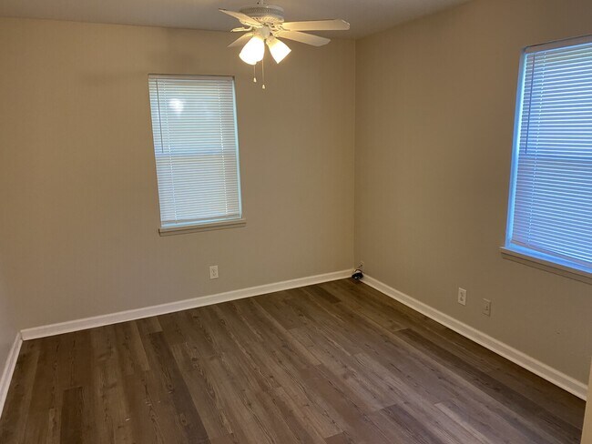 Building Photo - 9337 LaGrange Rd