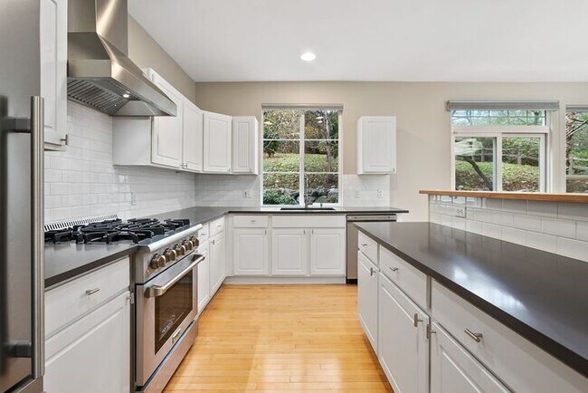 Foto del edificio - AIR CONDITIONED Townhome in Beautiful Summ...
